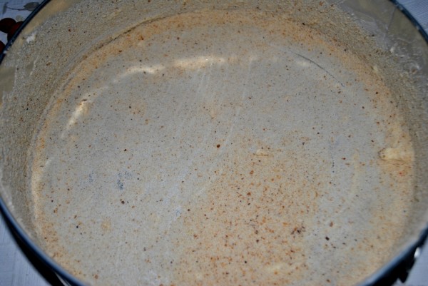 Разъемную форму смазываем сливочным маслом и посыпаем панировочными сухарями
